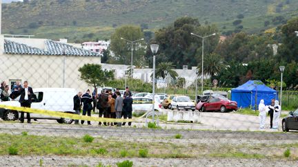 Les enqu&ecirc;teurs travaillent sur le site o&ugrave; a &eacute;t&eacute; tu&eacute; Jean-Luc Chiappini, &agrave; Ajaccio (Corse-du-Sud), jeudi 25 avril 2013.&nbsp; (PASCAL POCHARD CASABIANCA / AFP)