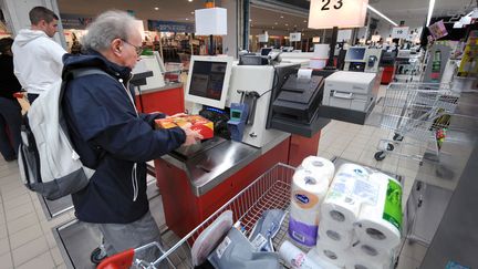 Un client d'un supermarché à Rennes (Ille-et-Vilaine), le 5 septembre 2008. (Photo d'illustration) (MARCEL MOCHET / AFP)