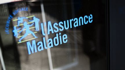 Logo de l'assurance maladie devant un batiment de la Caisse Primaire d'Assurance Maladie à Paris. (FRED DUFOUR / AFP)