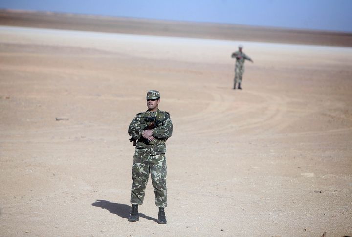 Militaires algériens montant la garde près du site gazier de Krechba, à 1200 km au sud d'Alger (14 mars 2008) (REUTERS - ZOHRA BENSEMRA / X90036)