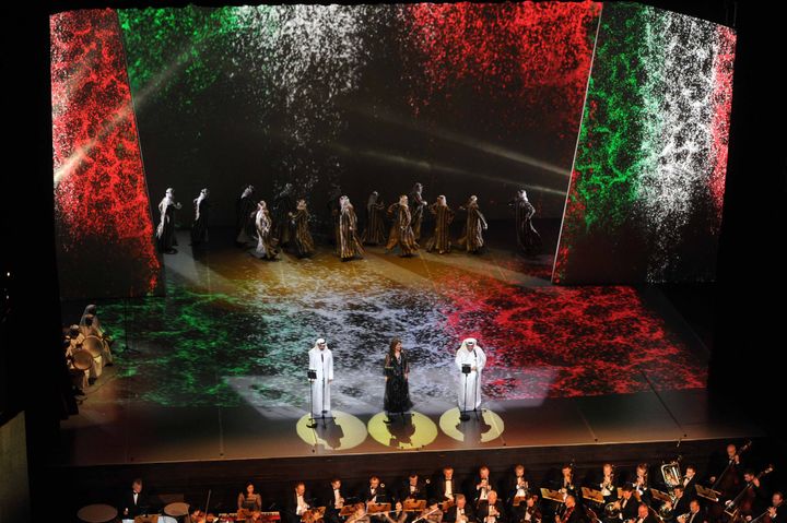 Inauguration du Centre culturel Cheikh Jaber al-Ahmad le 31 octobre, ici avec les artistes Nabeel Shuail, Nawal et Abdullah Rwaished, parmi les plus importants interprètes de musique kowaitienne.
 (HO / KUNA / AFP)