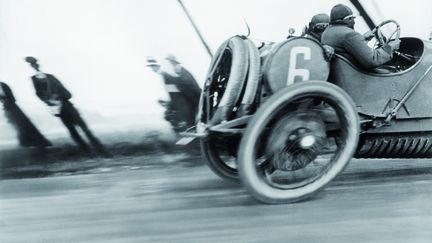 Jacques Henri Lartigue, "Grand Prix de l&rsquo;ACF, automobile Delage", circuit de Dieppe, 26 juin 1912. Tirage g&eacute;latino-argentique. (MINISTERE DE LA CULTURE-FRANCE/AAJHL)