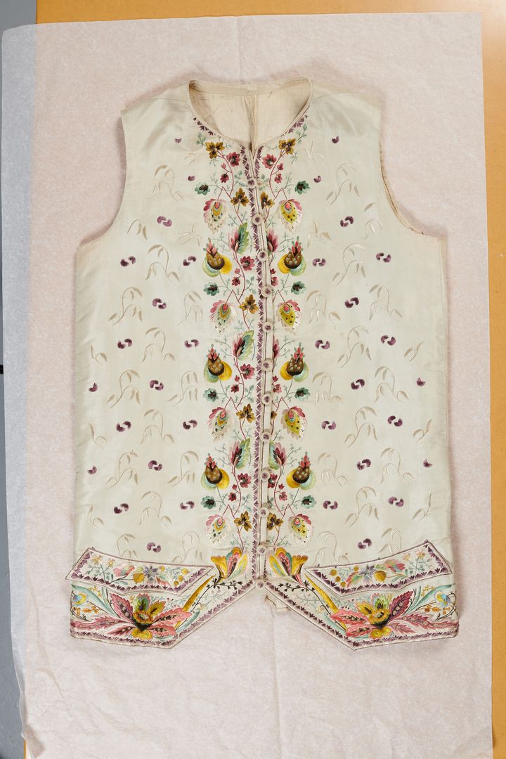 Gilet d'homme&nbsp;vers 1770 - 1775 en taffetas de soie crème avec broderies au passé empiétant, point de&nbsp;tige, point de noeud, fils de soie polychromes.&nbsp;Inv.1958.66.2 (Palais Galliera)