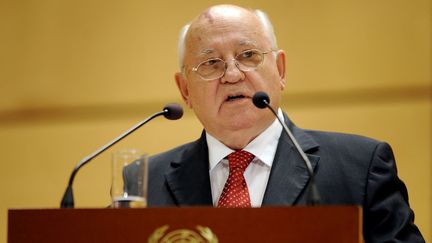 L'ancien président soviétique Mikhail Gorbachev prononce&nbsp;un discours&nbsp;lors d'une&nbsp;conférenc, le 5 octobre 2009 à Genève. (FABRICE COFFRINI / AFP)