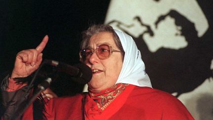 La présidente des Mères de la Place de Mai, Hebe de Bonafini, est morte dimanche&nbsp;20 novembre en Argentine, à l’âge de 93 ans. (sur la photo, Hebe de Bonafini lors d'un discours à Buenos Aires, le 27 juin 1996). (DANIEL LUNA / AFP)