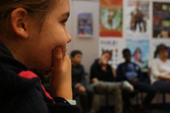 Une élève de cinquième et plusieurs de ses camarades lors d'un débat avec des animateurs de l'association Dans le genre égales, le 5 décembre 2017, au collège Henri-Matisse, à Paris.&nbsp;  (VALENTINE PASQUESOONE / FRANCEINFO)