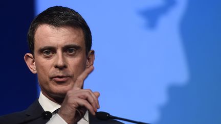 Manuel Valls le&nbsp;13 avril 2016 à Vaulx-en-Velin (Rhône) (PHILIPPE DESMAZES / AFP)