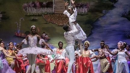 A Nairobi, Cooper Rust crée aussi une école et un studio de danse baptisé, le Dance Center Kenya (DCK). Aujourd’hui, elle y enseigne à plein temps l’art de la danse. Cette école professionnelle permet aux étudiants de danser intégralement une fois par an des ballets du répertoire classique, tels que "Casse-noisette", "Giselle", "Les Sylphides" ou "Cendrillon" au Théâtre national de Nairobi.&nbsp; &nbsp; (YASUYOSHI CHIBA / AFP)