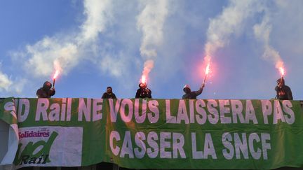 Des membres du syndicat SUD-Rail lors de l'anniversaire des 80 ans de la SNCF, à Paris le 12 mars 2018.&nbsp; (GERARD JULIEN / AFP)