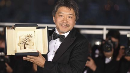 Kore-eda Hirokazu avec sa Palme d'or pour "Une affaire de famille" au 71e Festival de Cannes (2018)
 (Arthur Mola/AP/SIPA)