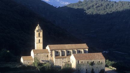 Le couvent Saint-François, ici photographié en 2010, est situé au cœur du cap Corse, à Pino (Haute-Corse), commence à se faire trop vieux. La construction du bâtiment religieux a été lancée dès&nbsp;1486 par des moines de l'ordre des Observants. En 1720, les Franciscains agrandissent la bâtisse. Le couvent est abandonné en 1967. Puis, en 2014, la mairie rénove la toiture en lauze. Aujourd'hui, la façade est en trop mauvais état et doit bénéficier de travaux d'urgence. (NICOLAS THIBAUT / PHOTONONSTOP)