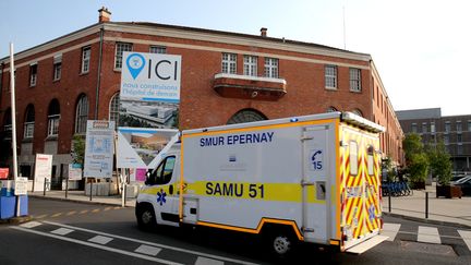 Une ambulance devant le CHU de Reims (Marne), après l'agression à l'arme blanche de deux femmes, le 22 mai 2023. (FRANCOIS NASCIMBENI / AFP)