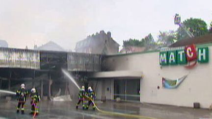 Incendie d'un supermarché à Epinal, le 14 mai 2010 (France 2)