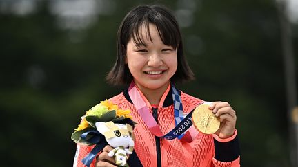 La Japonaise Momiji Nishiya pose avec sa médaille d'or du skateboard street, lundi 26 juillet. (JEFF PACHOUD / AFP)