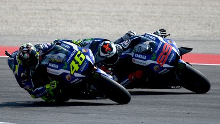 Valentino Rossi et Jorge Lorenzo au coude à coude sur le circuit de Saint-Marin. (GABRIEL BOUYS / AFP)