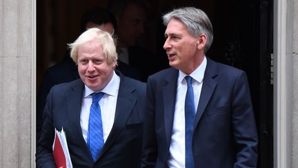 Boris Johnson et le ministre des Finances Philip Hammond, le 21 septembre 2017 à Londres. (CHRIS J RATCLIFFE / AFP)