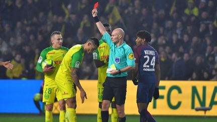 Tony Chapron met un carton rouge au défenseur de Nantes Diego Carlos. (LOIC VENANCE / AFP)