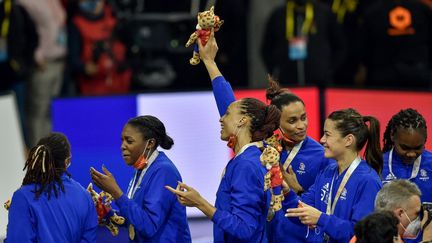 Les Bleues célèbrent leur médaille d'argent au Mondial de handball, le 19 décembre 2021, à Granollers. (PAU BARRENA / AFP)