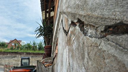 C'est pendant l'automne que les fissures causées par la chaleur apparaissent dans les murs, notamment là où les sols sont particulièrement argileux. Photo d'illustration. (MARC ROLLMANN / MAXPPP)