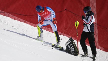Le skieur français Alexis Pinturault après sa chute sur le slalom du combiné alpin, jeudi 10 février.&nbsp; (FABRICE COFFRINI / AFP)