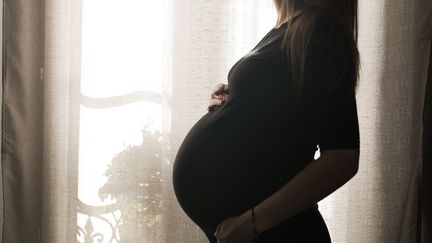 Une femme enceinte à Boulogne-Billancourt (Ile-de-France), le 4 janvier 2022. (JEROME LEBLOIS / HANS LUCAS / AFP)