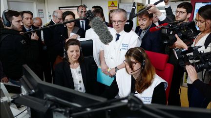 Agnès Buzyn, la ministre de la Santé, en visite au centre des appels du Samu du Val-de-Marne, le 18 mai 2018. (LUC NOBOUT / MAXPPP)