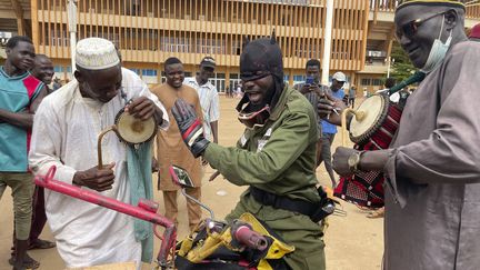 Des soutiens des putschistes devant le stade principal de Niamey (Niger), le 6 août 2023. (SAM MEDNICK /AP / SIPA)