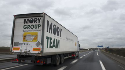 Un camion Mory Ducros &agrave; Gonesse (Val-d'Oise), le 9 janvier 2014. (MARTIN BUREAU / AFP)