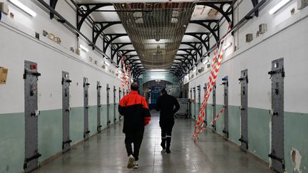 A l'intérieur de la maison d'arrêt de Rouen où se sont tenus le 20 novembre 2023, des échanges des détenus avec notamment l'écrivaine Emilie Frèche dans le cadre du Goncourt des détenus. (MARTIN ROCHE / MAXPPP)