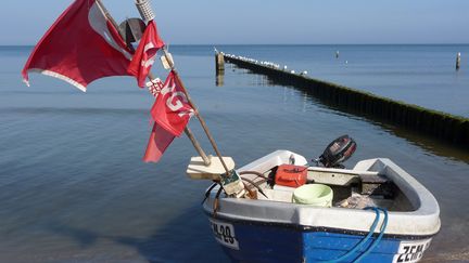 Un bateau de pêcheurs dans l'île d'Usedom (Allemagne), en mer Baltique, le 8 mars 2016. (BEATE SCHLEEP / DPA)