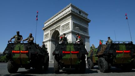 Des véhicules blindés du 31e régiment de génie de Castelsarrasin, le 14 juillet 2003n près de l'Arc de triomphe à l'occasion du traditionnel défilé. (MAXPPP)