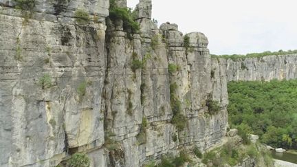 Ardèche : le Cirque de Gens, des falaises exceptionnelles en pleine nature (FRANCE 3)