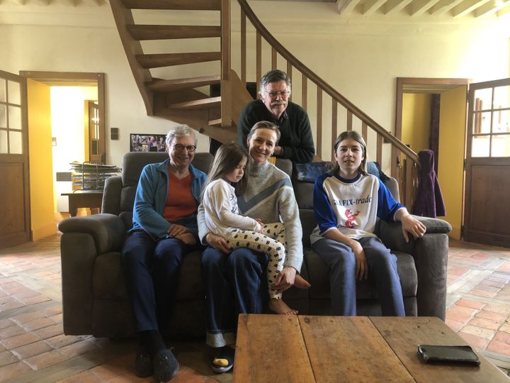 Marc et Paule&nbsp;Buffy accompagnés de Youla Rozhno&nbsp;et deux de ses enfants, à Island (Yonne),&nbsp;le 29 mars 2022. (RAPHAEL GODET / FRANCEINFO)