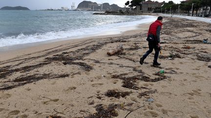 Bouches-du-Rhône : des plages souillées aux hydrocarbures et toujours fermées