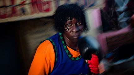 Helen s’est mise à la boxe pour apprendre à se défendre après qu’un homme l’a agressée et violée.
 

  (AFP PHOTO/Michele Sibiloni)