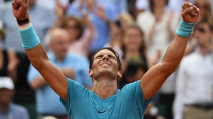 Rafael Nadal remporte la finale messieurs de Roland-Garros, à Paris, le 10 juin 2018. (CHRISTOPHE ARCHAMBAULT / AFP)