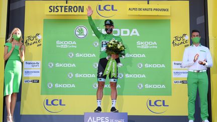 Le nouveau podium du Tour avec un hôte et une hôtesse (STUART FRANKLIN / POOL / GETTY POOL)