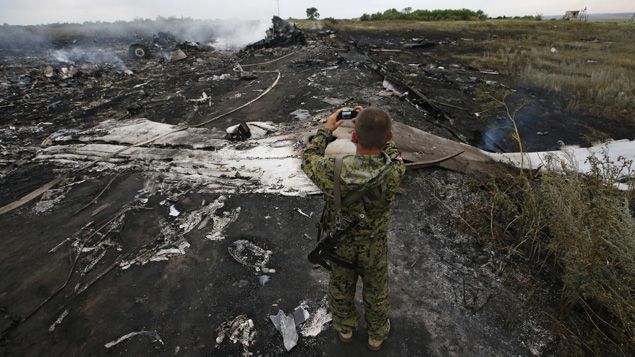 &nbsp; (Un prorusse photographie le site de la catastrophe © REUTERS | Maxim Zmeyev)