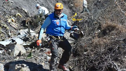 Gendarmes et enqu&ecirc;teurs sur le site du crash de l'Airbus A320, dans les Alpes-de-Haute-Provence, le 27 mars 2015. (MINISTERE DE L'INTERIEUR / SIPA)