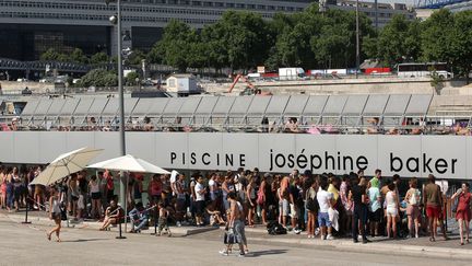 &nbsp; (Les parisiens font la queue devant les piscines municipales © MaxPPP)