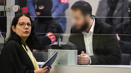 L'avocate Delphine Paci et l'accusé Salah Abdeslam, llors d'une séance du procès des attentats de Bruxelles,le 5 avril 2023. (LAURIE DIEFFEMBACQ / BELGA MAG)