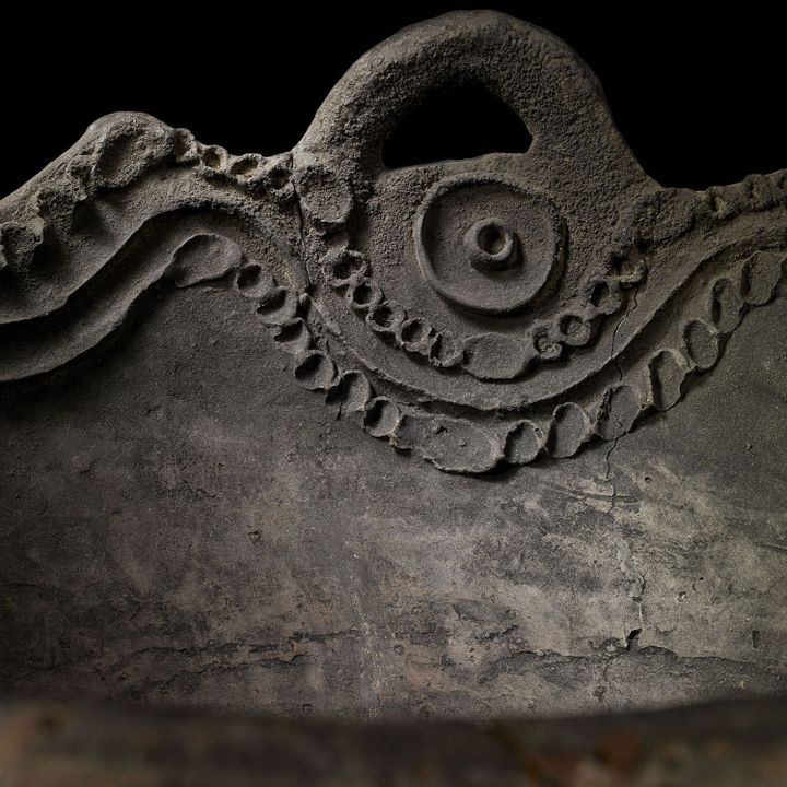 Vasque-foyer en terre cuite, détail, du village de Palimbei (ethnie Iatmul)
 (musée du Quai Branly, photo Claude Germain)