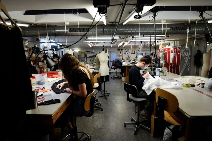 Des couturières de la Comédie-Française. (ALAIN JOCARD / AFP)