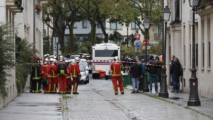 Des pompiers rue Nicolas-Appert à Paris, sur les lieux de l'attaque à l'arme blanche perpétrée le 25 septembre 2020. (GEOFFROY VAN DER HASSELT / AFP)