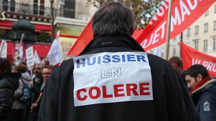 &nbsp; (Près de 50.000 huissiers, notaires, avocats et autres professions réglementees du droit lors d'une mobilisation en décembre à Paris © Maxppp)