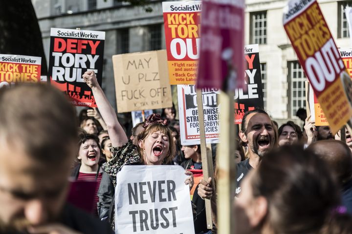 Des manifestants protestent contre le Parti conservateur devant le 10 Downing Street, vendredi 9 juin 2017.&nbsp; (EMERSON UTRACIK / CITIZENSIDE / AFP)