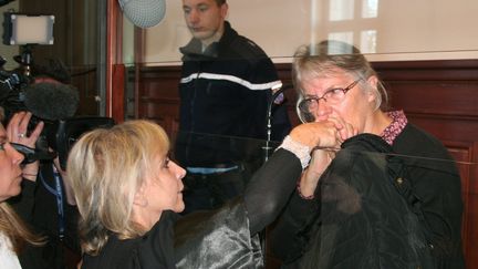 Jacqueline Sauvage (à droite) lors de son procès à la cour d'appel d'assises de Blois (Loir-et-Cher), le 3 décembre 2015. (PHILIPPE RENAUD / MAXPPP)