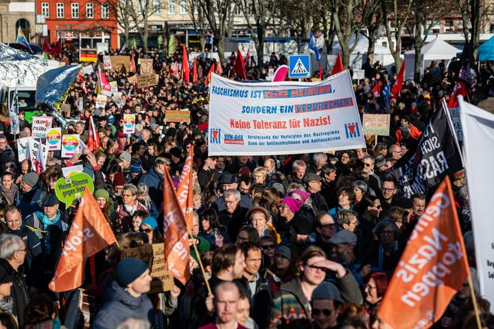 Des personnes manifestent contre des "pactes" électoraux avec l'extrême-droite, le 15 février 2020 à Erfurt, capitale de la Thuringe (Allemagne).&nbsp; (JENS SCHLUETER / AFP)