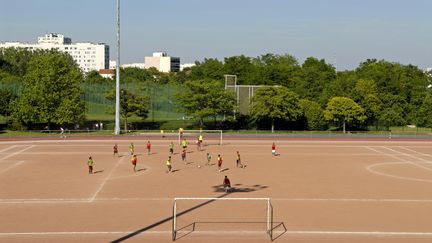 Une équipe de foot joue sur un terrain de sport à Montreuil, en Seine-Saint-Denis. Image d'illustration. (XAVIER TESTELIN / GAMMA-RAPHO / GETTYIMAGES)