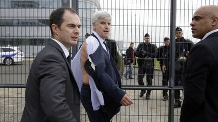 Pierre Plissonnier, le vice-pr&eacute;sident d'Air France (au centre),&nbsp;&agrave; Roissy-en-France (Val d'Oise), le 5 octobre 2015. (KENZO TRIBOUILLARD / AFP)